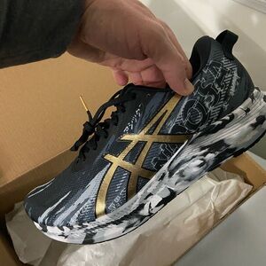 Asics noosa tri 13. New in box. Black and gold with additional  speed laces